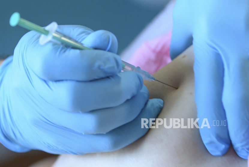 Kelompok masyarakat berisiko tinggi di Wuhan, Provinsi Hubei, China mulai mendapatkan vaksin Covid-19. Ilustrasi.