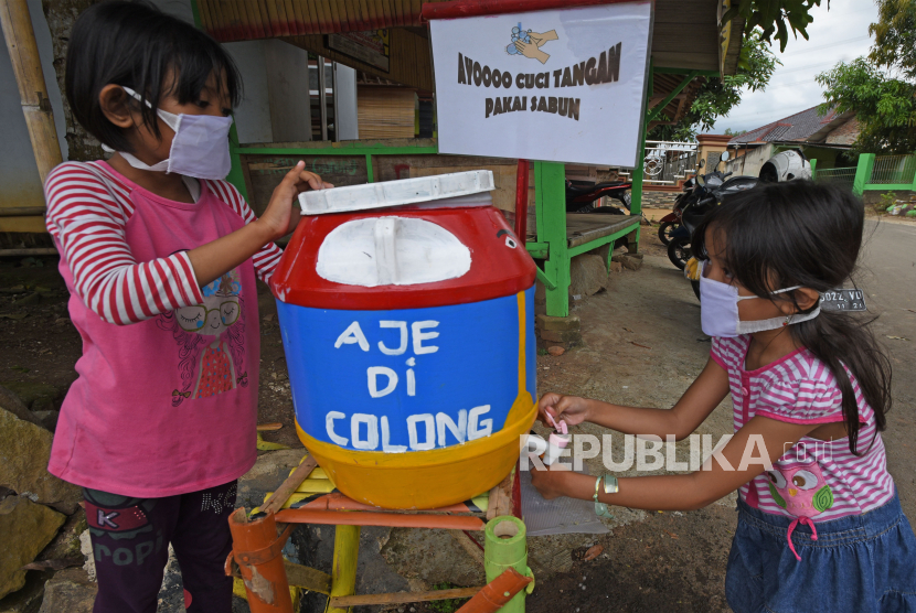 Anak mencuci tangan dengan memakai sabun cair di Kampung Kamalaka, Serang, Banten, Rabu (15/4/2020). Warga di lokasi tersebut menyediakan tempat cuci tangan khusus bagi anak untuk sosialisasi sekaligus meningkatkan kesadaran anak dalam menyikapi bahaya COVID-19