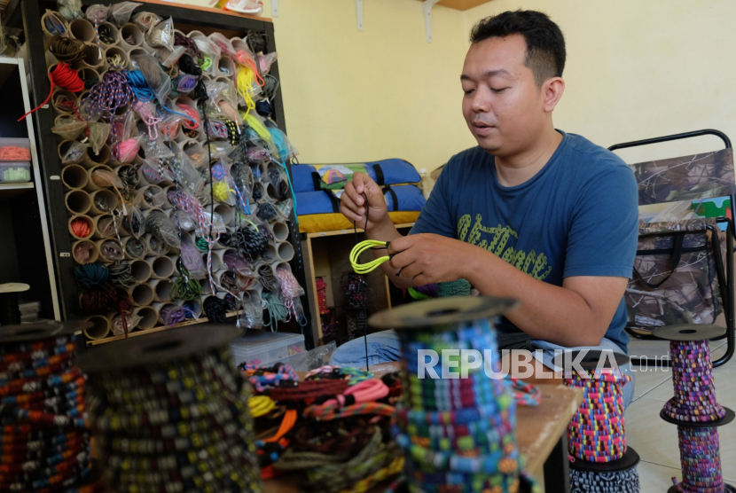 Perajin membuat gelang tangan dari tali paracord yang dijual secara daring di Solo, Jawa Tengah, Kamis (24/9).  Kelompok Himpunan Bank-bank Milik Negara (Himbara) telah menyalurkan dana pemulihan ekonomi nasional (PEN) senilai Rp 192,24 triliun kepada 28,91 juta masyarakat.