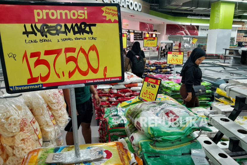 Pengunjung memilih bahan kebutuhan pokok di salah satu pusat perbelanjaan di Jakarta, Senin (9/10/2023).