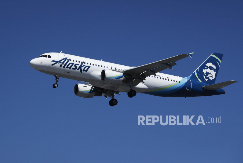  Sebuah Airbus A320-214 Alaska Airlines lepas landas dari Bandara Internasional Los Angeles, di Los Angeles, California, AS, 27 September 2022. Pengiriman Airbus turun 11 persen secara industri menjadi 127 jet unit pada kuartal I 2023.