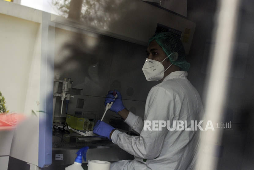 Petugas medis saat beraktivitas di laboratorium kontainer di RSKD Duren Sawit, Jakarta. DKI Jakarta menjadi satu dari tiga provinsi yang mampu memenuhi target ideal testing Covid-19. (ilustrasi)