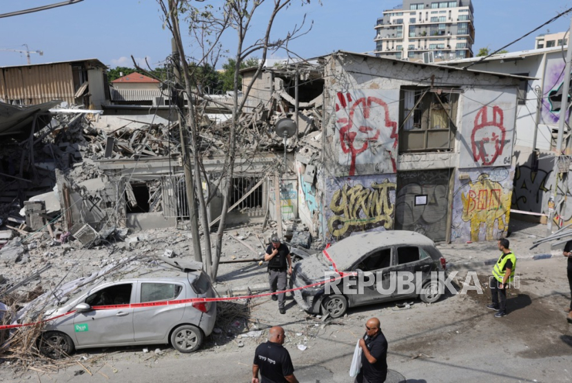 Polisi di lokasi bangunan yang hancur di Tel Aviv, Israel, 08 Oktober 2023, menyusul serangan roket Hamas semalam. 