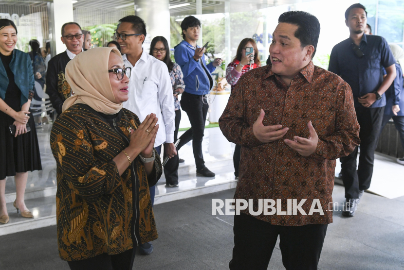 Menteri BUMN Erick Thohir (kanan) berbincang dengan Menteri PPPA Arifah Fauzi usai melakukan pertemuan di Kementerian BUMN, Jakarta, Selasa (24/12/2024).