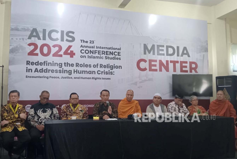 Konferensi pers sesi ASEAN Religious Leaders Summit dalam AICIS 2024 di UIN Walisongo Semarang, Jumat (2/2/2024). 