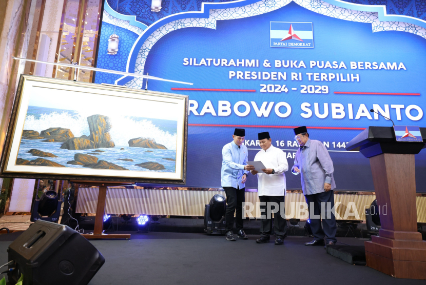 Presiden RI ke-6 Susilo Bambang Yudhoyono (SBY) menghadiahi lukisannya kepada capres pemenang Pilpres 2024, Prabowo Subianto dalam acara buka puasa bersama Partai Demokrat di Hotel St. Regis, Jakarta Selatan, Rabu (27/3/2024) malam. 