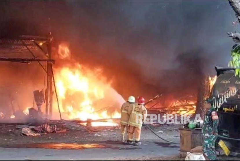 Kebakaran hebat melanda sebuah gudang rongsok di Jalan Diponegoro, Kesenden, Kota Cirebon, Jumat (20/10/2023). Api dengan cepat merembet ke bengkel, warung dan satu unit minibus hingga ludes terbakar. 