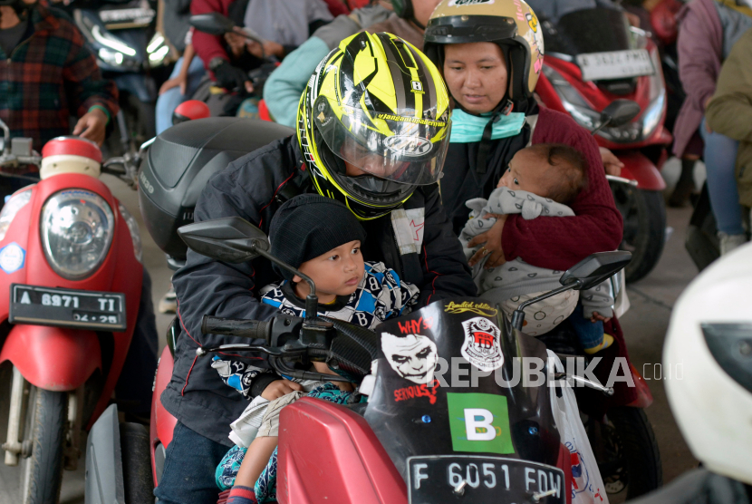 Pemudik bersepeda motor antre menunggu untuk menaiki kapal di Pelabuhan Bakauheni, Lampung Selatan, Lampung, Jumat (12/4/2024). Berdasarkan data Posko ASDP selama 12 jam, memasuki H+1 lebaran 2024, sebanyak 9.523 unit kendaraan menggunakan jasa angkutan kapal laut menyeberang ke Pulau Jawa. 