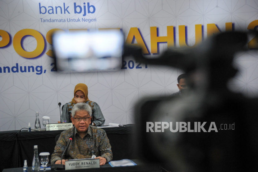 Direktur Utama Bank BJB Yuddy Renaldi didampingi dewan direksi memberikan keterangan pers pencapaian kinerja Bank BJB di Bandung, Jawa Barat, Selasa (26/10/2021). Bank BJB berhasil membubuhkan laba bersih sebesar Rp1,4 triliun atau tumbuh 17,5 persen secara 