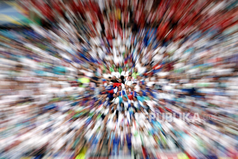 Sebuah foto yang diambil dengan efek zoom menunjukkan penonton saat pertandingan sepak bola Grup C UEFA EURO 2024 antara Slovenia dan Denmark, di Stuttgart, Jerman, 16 Juni 2024.