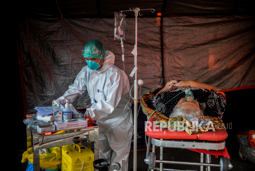 Tenaga kesehatan memeriksa pasien di tenda darurat  RSUD Chasbullah Abdulmajid Kota Bekasi, Jawa Barat (ilustrasi)