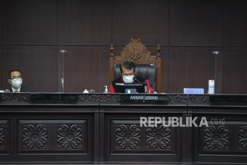 Ketua Mahkamah Konstitusi (MK) Anwar Usman saat memimpin sidang di ruang sidang utama gedung MK, Jakarta, Senin (15/2). MK membacakan sejumlah putusan atau ketetapan permohonan para pemohon terkait perkara perselisihan sengketa Pilkada 2020 yang dihadiri sejumlah pihak terkait secara virtual. Republika/Thoudy Badai