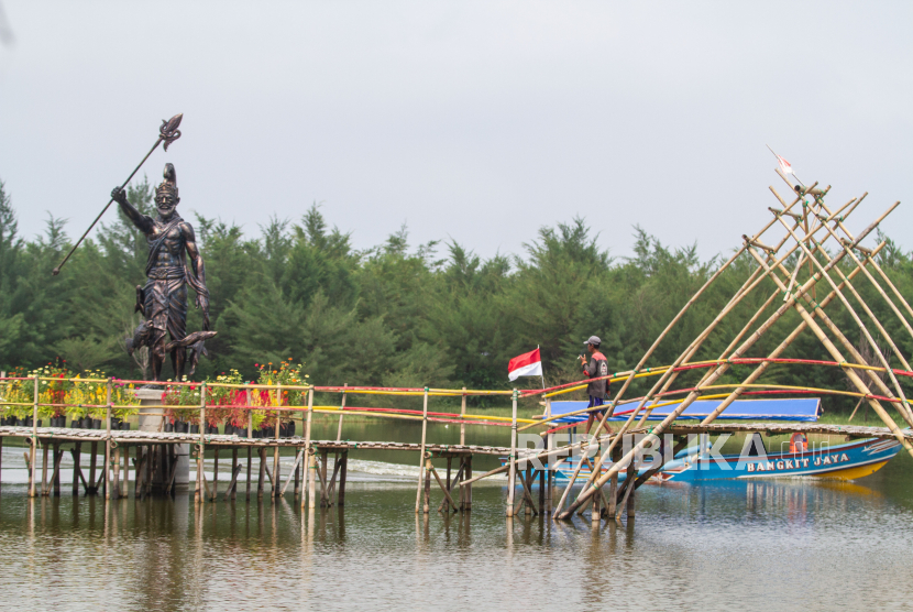 (ILUSTRASI) Wisatawan mengunjungi jembatan bambu di Laguna Glagah, Kabupaten Kulon Progo, Daerah Istimewa Yogyakarta (DIY).