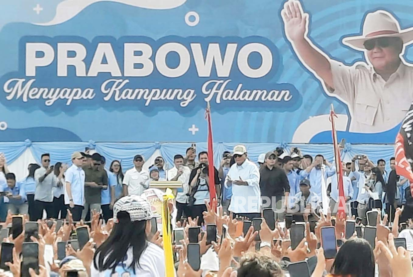 Capres nomor urut 2, Prabowo Subianto dan anggota Dewan Pembina TKN Prabowo-Gibran, Wiranto saat kampanye di Lapangan Schwarz, Langowan Utara, Kabupaten Minahasa, Sulawesi Utara, Senin (5/2/2024). 