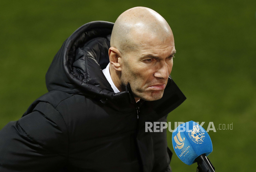  Pelatih kepala Real Madrid Zinedine Zidane berbicara kepada media setelah pertandingan semifinal Supercup Spanyol antara Real Madrid melawan Athletic Club de Bilbao di stadion La Rosaleda di Malaga, Andalusia, Spanyol, 14 Januari 2021.
