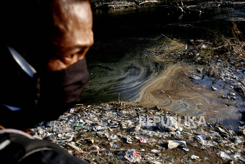 (ILUSTRASI) Warga berada di sekitar aliran Sungai Cileungsi, Kabupaten Bogor, yang diduga tercemar limbah.