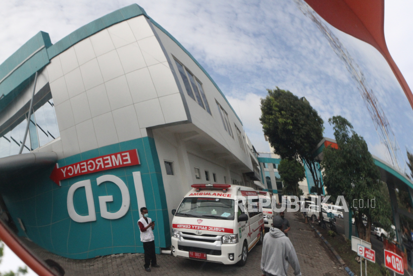 Sejumlah mobil ambulan disiapkan untuk mengangkut korban kerusuhan di Rumah Sakit Wava Husada , Malang, Jawa Timur. Dinas Kesehatan setempat mencatat puluhan korban kerusuhan tersebut belum teridentifikasi. 