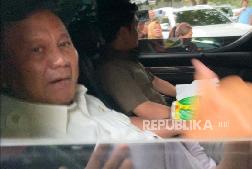 Capres nomor urut 2, Prabowo Subianto ketika hendak meninggalkan kediaman pribadinya di Jalan Kertanegara, Kebayoran Baru, Jakarta Selatan, Kamis (25/1/2024). 