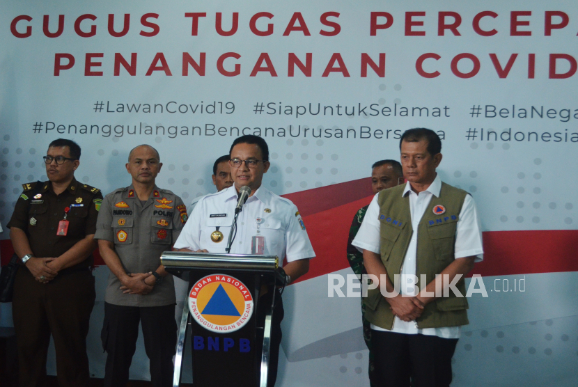 Gubernur DKI Jakarta Anies Baswedan (kedua kanan) didampingi Ketua Gugus Tugas Percepatan Penanganan Covid-19 yang juga Kepala BNPB Doni Monardo (kanan). (ilustrasi)