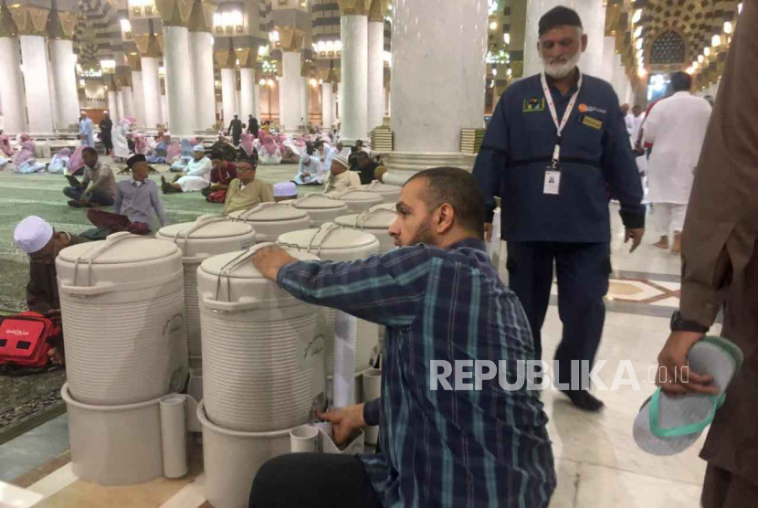 Hadits-hadits tentang Keutamaan Air Zamzam. Foto: Ilustrasi air minum di Masjid Nabawi (di luar masjid bukan zamzam) dan di dalam masjid (air zamzam). 