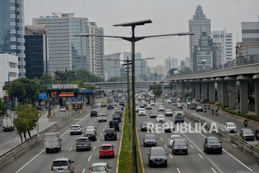 Kendaraan melintas di Jalan Tol Dalam Kota, kawasan Pancoran, Jakarta Selatan, Jumat (1/4/2022). Volume kendaraan naik 5,5 persen atau mencapai 2,12 juta saat Pemberlakuan Pembatasan Kegiatan Masyarakat (PPKM) level dua pada 8 Maret-6 April 2022. 