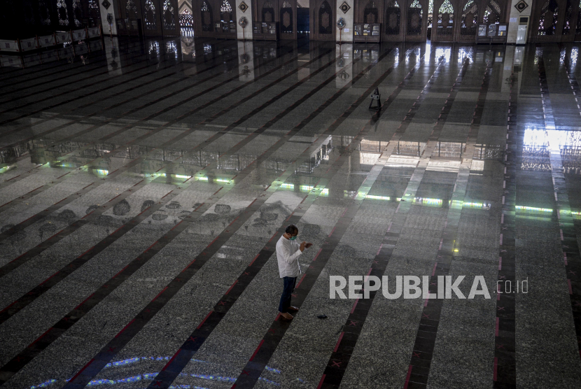 Umat Muslim saat melaksanakan Shalat Sunnah di Masjid At-Tin, Jakarta, Jumat (18/9). Masjid At-Tin tidak mengadakan Shalat Jumat karena imbauan Pemerintah Provinsi DKI Jakarta terkait pemberlakuan kembali PSBB, namun menggantinya dengan melaksanakan Shalat Dzuhur berjamaah bagi pengelola Masjid At-Tin. Republika/Putra M. Akbar