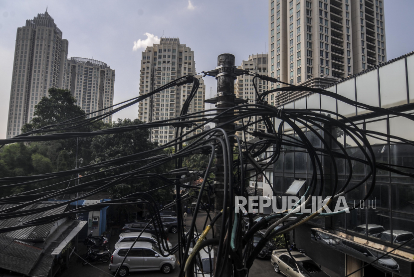 Instalasi kabel yang semrawut di jalan Kyai Maja, Kebayoran Baru, Jakarta, Senin (27/7). Direktur Jenderal Ketenagalistrikan Kementerian ESDM Rida Mulyana mengungkapkan, subsidi listrik pada tahun ini diproyeksikan naik menjadi Rp 62,93 triliun.