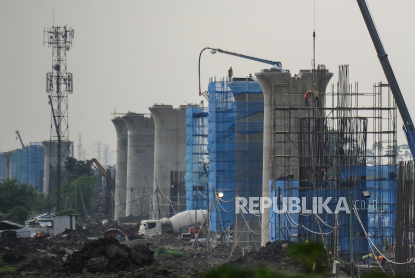 Pekerja menyelesaikan pengerjaan konstruksi proyek kereta cepat Jakarta-Bandung di Derwati, Bandung, Jawa Barat (ilustrasi). Satu-satunya harapan bagi pengusaha konstruksi adalah peran pemerintah untuk proyek nasional.