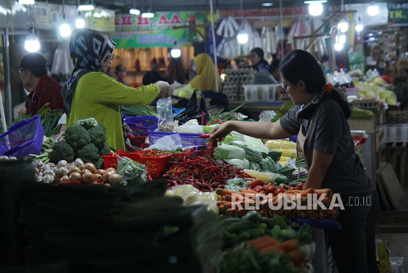 Pengunjung memilih sayuran di Pasar Kosambi, Kota Bandung, Senin (28/4). Saat Ramadhan, harga komoditas pertanian mengalami fluktuatif salah satunya harga cabai turun dari Rp 60.000 saat ini dikisaran Rp 24.000 per kilogram karena suplai cabai dari sejumlah dareah mencukupi.