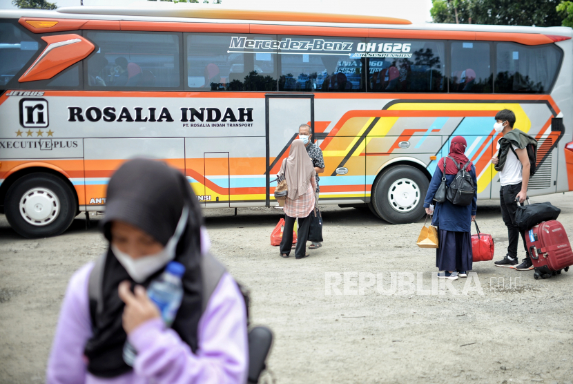Calon penumpang menunggu kedatangan bus di Agen Bus AKAP Pondok Pinang, Jakarta Selatan, Jumat (15/4/2022). Pakar mengemukakan, penyediaan fasilitas pelayanan kesehatan saat arus mudik Lebaran 2022 perlu disesuaikan dengan perkembangan sarana transportasi saat ini.
