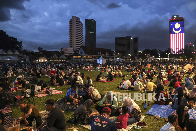 Ilustrasi suasana Iftar di Malaysia.