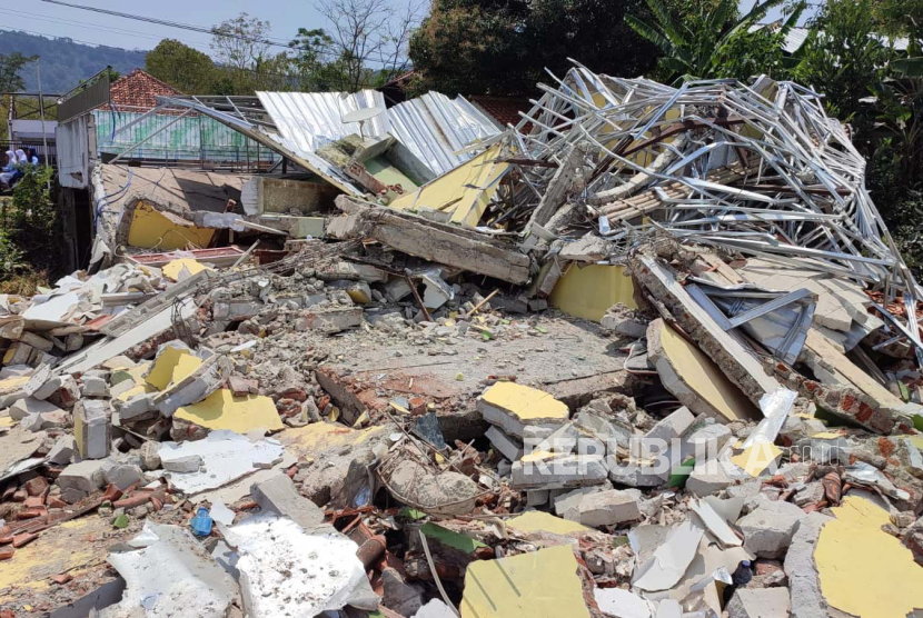 Sebuah rumah milik warga ambruk di Desa Cirukem, Kecamatan Garawangi, Kabupaten Kuningan, Jawa Barat, Jumat (8/9/2023). 