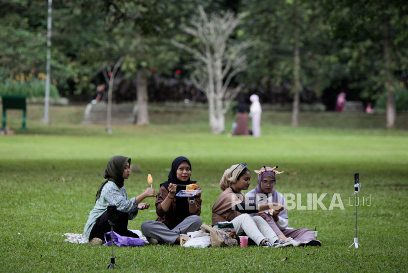 Sejumlah pengunjung piknik saat berwisata di Kebun Raya Bogor, Kota Bogor, Jawa Barat.