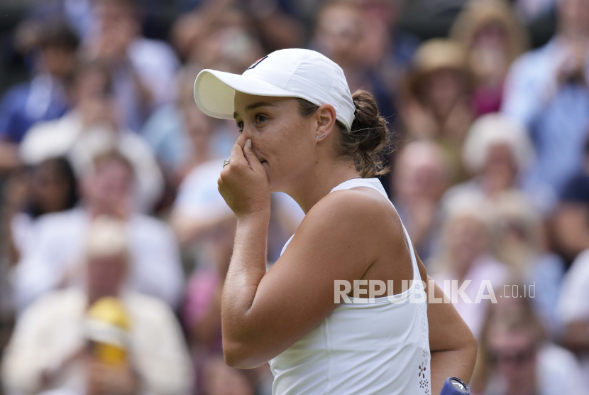 Ashleigh Barty dari Australia melakukan selebrasi usai mengalahkan Angelique Kerber dari Jerman pada pertandingan semifinal tunggal putri pada hari kesepuluh Kejuaraan Tenis Wimbledon di London, beberapa waktu lalu.