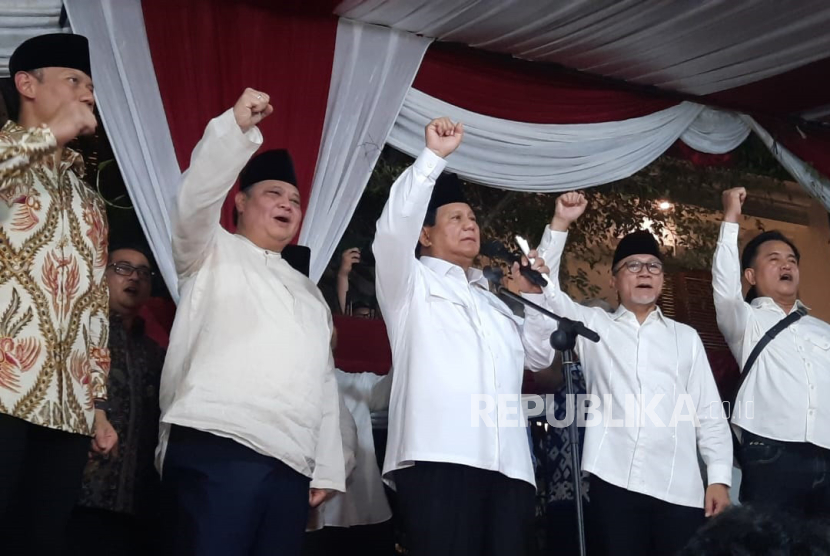 Capres pemenang Pilpres 2024, Prabowo Subianto menyampaikan pidato kemenangan didampingi pimpinan partai politik pengusungnya di kediamannya, Jalan Kertanegara, Kebayoran Baru, Jakarta Selatan, Rabu (20/3/2024) malam. 