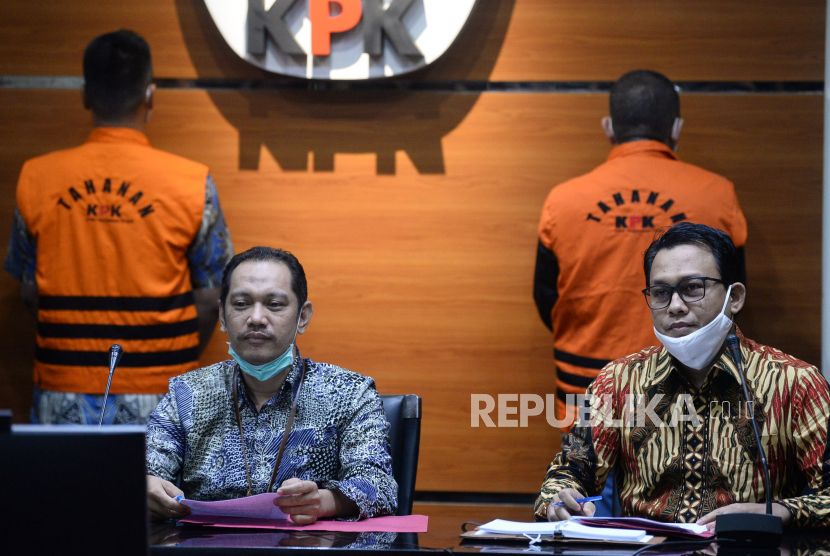 Wakil Ketua KPK Nurul Ghufron (kedua kiri) bersiap menyampaikan keteranga pers terkait penangkapan tersangka kasus dugaan suap gratifikasi senilai Rp46 miliar, Nurhadi (kanan) dan Riesky Herbiyono (kiri) di Gedung KPK, Jakarta, Selasa (2/6). KPK menangkap Nurhadi yang merupakan mantan Sekretaris Mahkamah Agung (MA) dan menantunya, Riezky Herbiyono di Simprug, Jakarta Selatan pada Senin (1/6) malam setelah buron sejak hampir empat bulan lalu