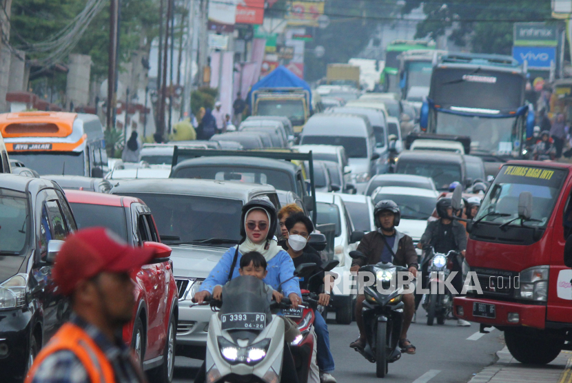 Kemacetan lalu lintas di Jalan Raya Lembang, Kecamatan Lembang, Kabupaten Bandung.