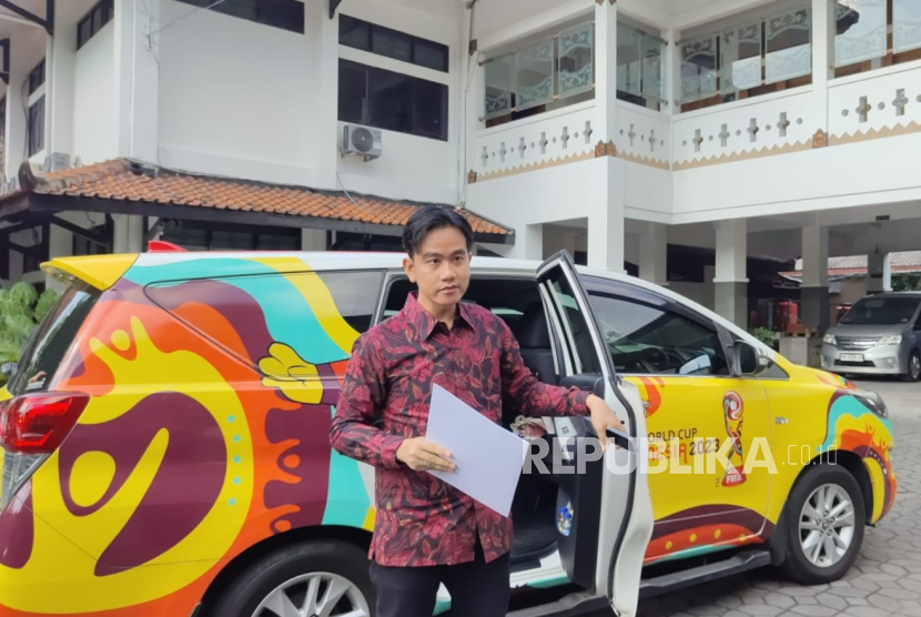 Wakil Presiden terpilih, Gibran Rakabuming Raka. Gibran melakukan uji coba makan bergizi bratis di SDN Sentul 02.