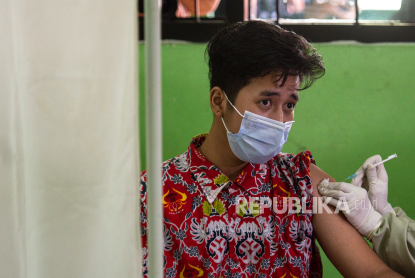 Tenaga kesehatan menyuntikan vaksin Covid-19 kepada pelajar di SMAN 20 Jakarta, Kamis (1/7). Vaksinasi Covid-19 tersebut diperuntukan bagi kalangan anak usia 12-17 tahun dan akan serentak dilakukan disetiap sekolah di DKI Jakarta sebagai upaya menekan penyebaran virus Covid-19. Republika/Thoudy Badai