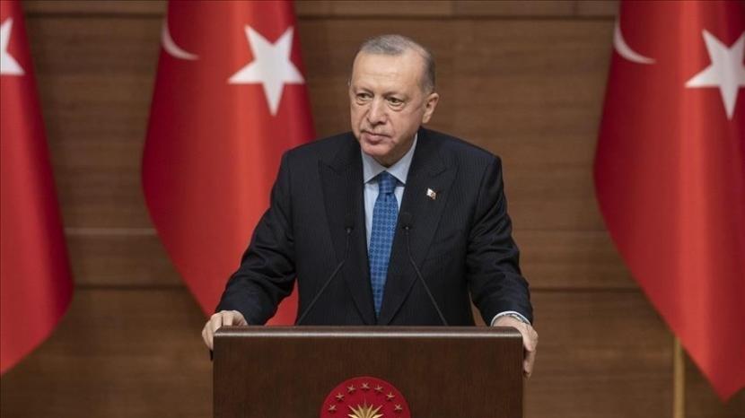 Presiden Turki Recep Tayyip Erdogan pada Rabu (15/2/2023) berjanji untuk menyelesaikan upaya pencarian dan penyelamatan terlebih dahulu dan kemudian memulai program penyediaan tempat tinggal dan penghidupan bagi para korban gempa 