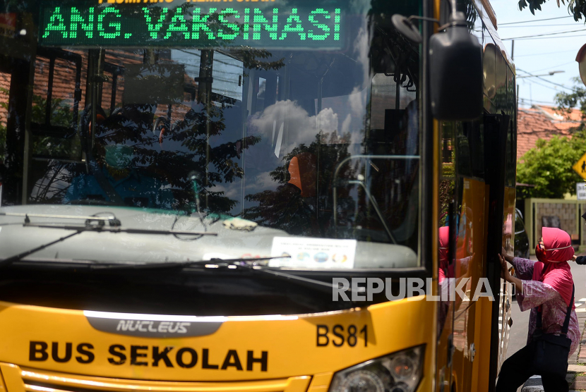 Sejumlah lansia menaiki bus sekolah yang akan membawa mereka ke lokasi vaksinasi di Kantor Kelurahan Rawamangun, Jakarta, Ahad (21/3). Unit Pengelola Angkutan Sekolah (Upas) Dinas Perhubungan DKI Jakarta mengerahkan 25 armada bus sekolah untuk layanan antar jemput warga lansia yang akan disuntik vaksin Covid-19. Layanan ini diberikan untuk kelancaran, keamanan dan kenyamanan bagi para lansia tersebut.Prayogi/Republika