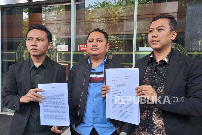 Brian Demas Wicaksono (tengah) dan kuasa hukum yang menggugat KPU karena menerima pendaftaran Prabowo-Gibran di Pengadilan Negeri Jakarta Pusat, Senin (30/10/2023). 