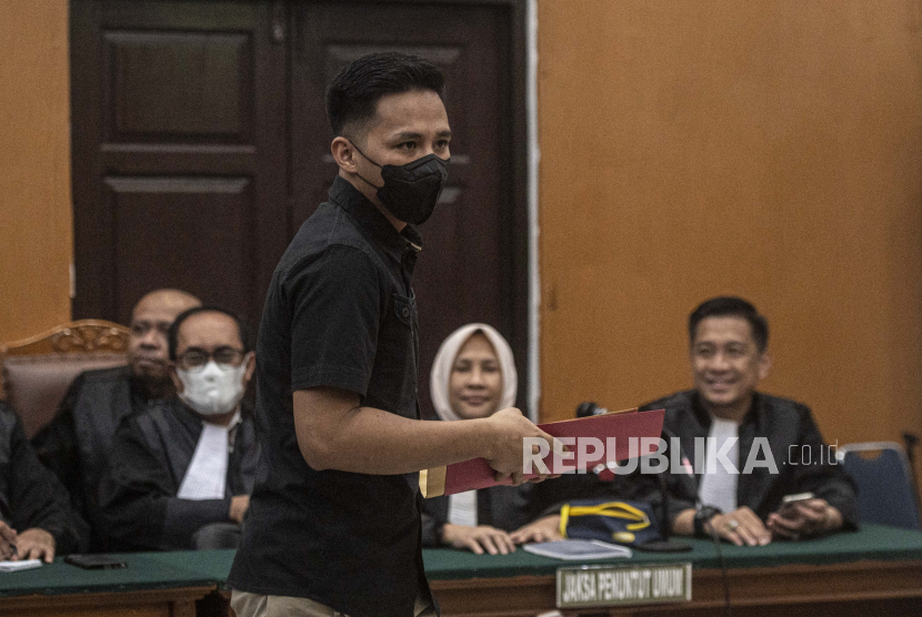 Terdakwa kasus pembunuhan berencana Brigadir Yosua Hutabarat, Richard Eliezer alias Bharada E tiba untuk menjalani sidang dengan agenda pembacaan pledoi di Pengadilan Negeri Jakarta Selatan, Jakarta, Rabu (25/1/2023). 