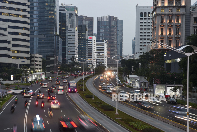 Kendaraan melaju di Jalan Jenderal Sudirman, Jakarta, Kamis (11/6/2020). Dana Moneter Internasional (IMF) memproyeksikan ekonomi Indonesia kontraksi 0,31 persen.