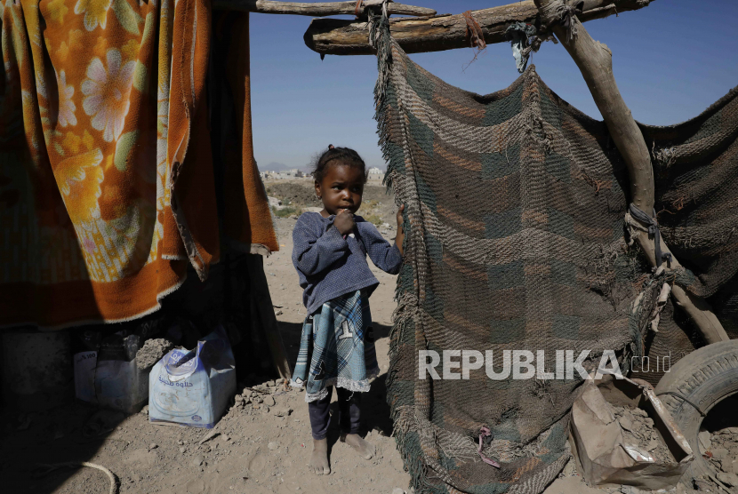 Seorang anak Yaman berdiri di tempat penampungan keluarganya di sebuah kamp Pengungsi Internal (IDP).