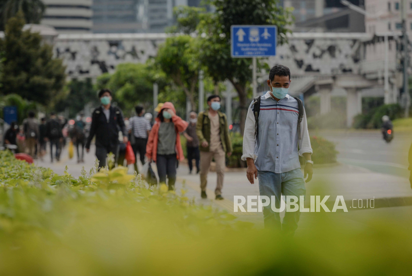 Pekerja berjalan saat jam pulang kerja di kawasan bisnis Sudirman-Thamrin, Jakarta, Senin (11/1). Kementerian Ketenagakerjaan (Kemenaker) mewanti-wanti ketentuan pemberi kerja yang mempekerjakan pekerjanya di hari libur nasional, seperti hari raya Lebaran. Pekerja yang masuk saat hari libur nasional wajib mendapat uang lembur. 