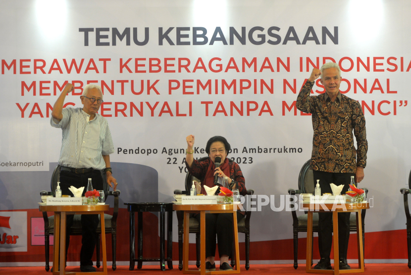 Ketua Umum PDI Perjuangan, Megawati Soekarnoputri (tengah), Anggota Dewan Pengarah BRIN Bambang Kesowo (kiri), dan calon presiden PDIP Ganjar Pranowo menghadiri Temu Kebangsaan, Selasa (22/8/2023).