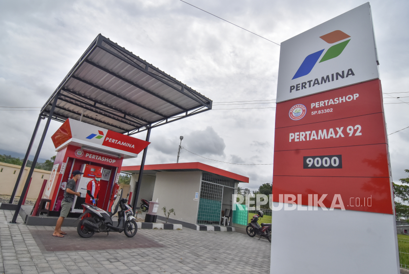 Petugas mengisi BBM jenis Pertamax di Pertashop (Pertamina Shop) Desa Mambalan, Kecamatan Gunungsari, Lombok Barat, NTB, Ahad (28/3). Sampai saat ini, capaian BBM 1 Harga Tahun 2021 yang sudah beroperasi sebanyak 44 penyalur dari target 76 penyalur.