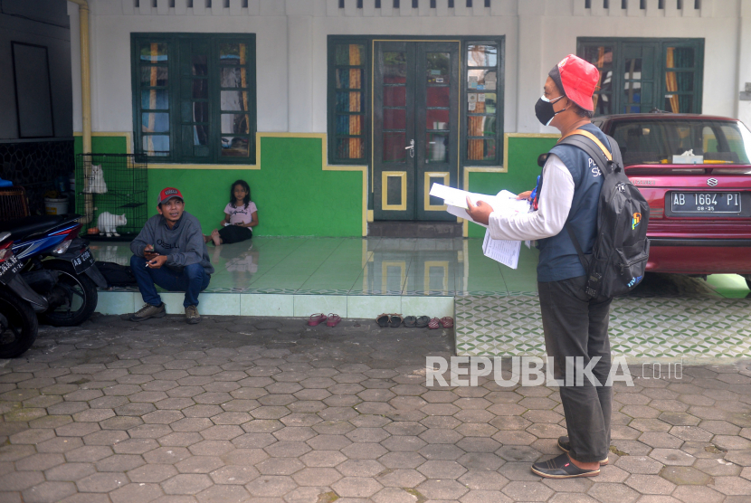 Petugas sensus mencari rumah warga saat Sensus Penduduk 2022 oleh BPS di Yogyakarta, Selasa (24/5/2022). 