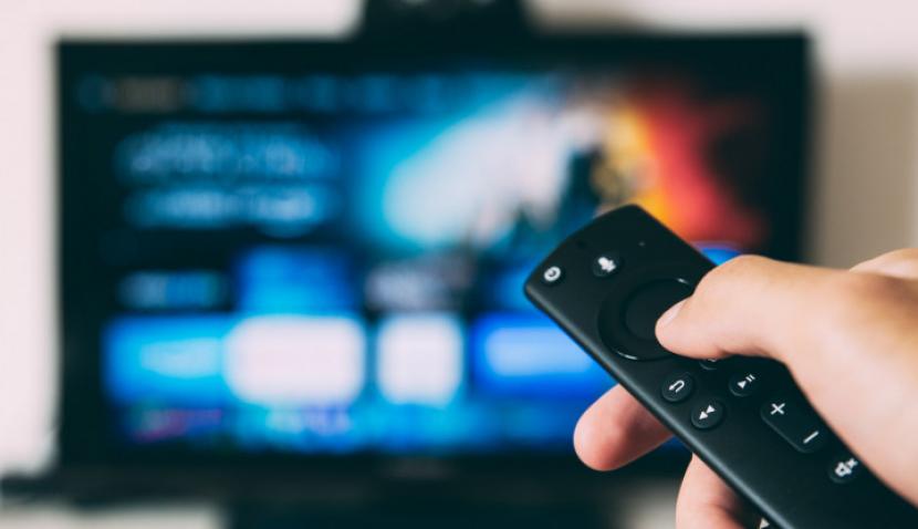 Menonton siaran tv streaming.